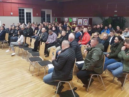  Wójt gminy Potęgowo, mieszkańcy oraz inwestor rozmawiają o uciążliwych inwestycjach