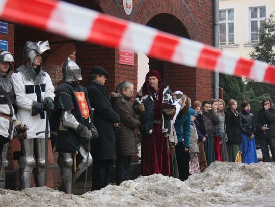 Wokół kontrowersyjnej sprzedaży Wzgórza Zamkowego - rycerze manifestowali w Gniewie