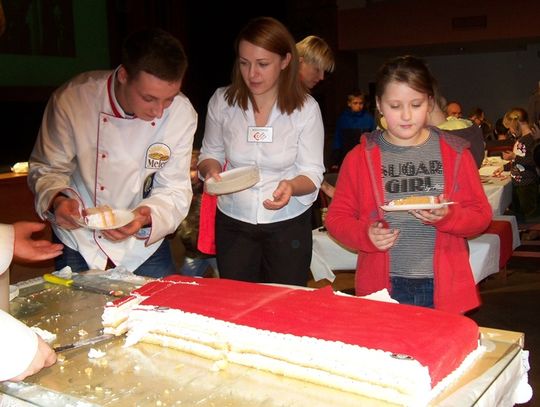 Wolność jest słodka. Wąsy marszałka Piłsudskiego, tort i jabłka na biało-czerwono