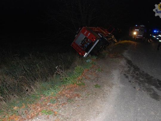 Wóz strażacki uderzył w drzewo