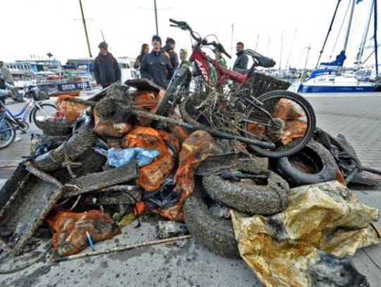 Wózek z supermarketu, wiadro, wanna... 2 tony śmieci na dnie