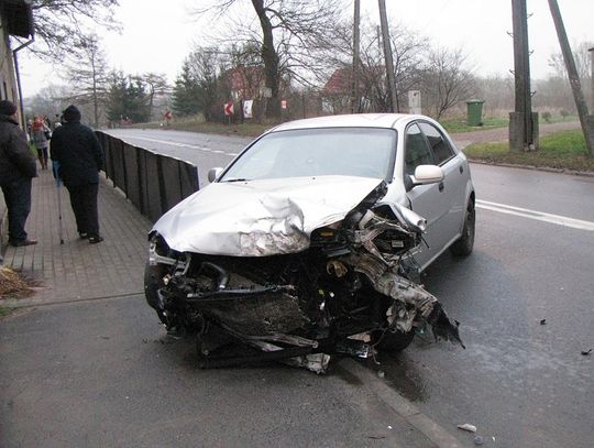 Wpadł w poślizg i uderzył w TIR-a 