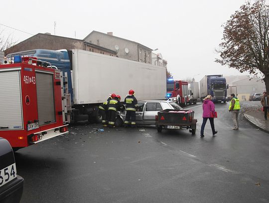Wpadł w poślizg i zderzył się z TIR-em