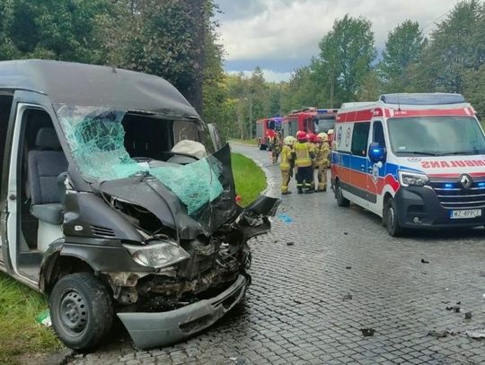 Wpadł w poślizg prosto w samochód ciężarowy. Interweniował śmigłowiec medyczny... Co było przyczyną wypadku?