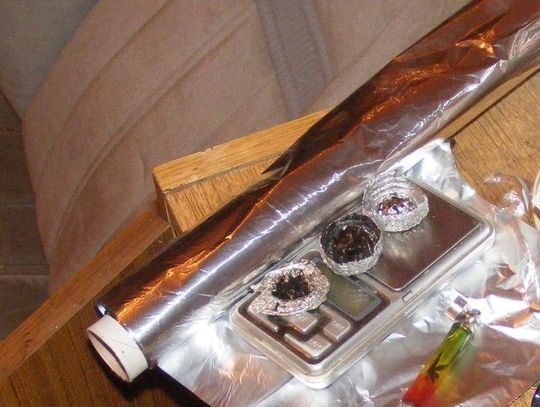 Wpadli przy porcjowaniu marihuany