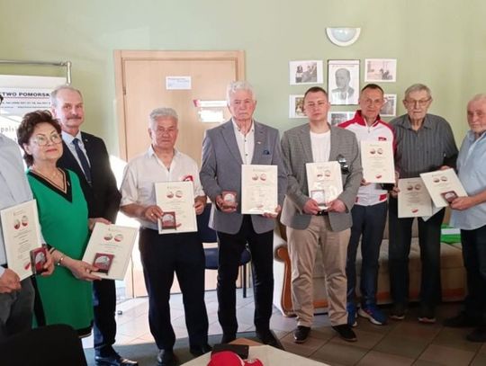 Wręczenie medali fundacji Wspierania Inicjatyw Demokratycznych Wydawnictwa Pomorskiego