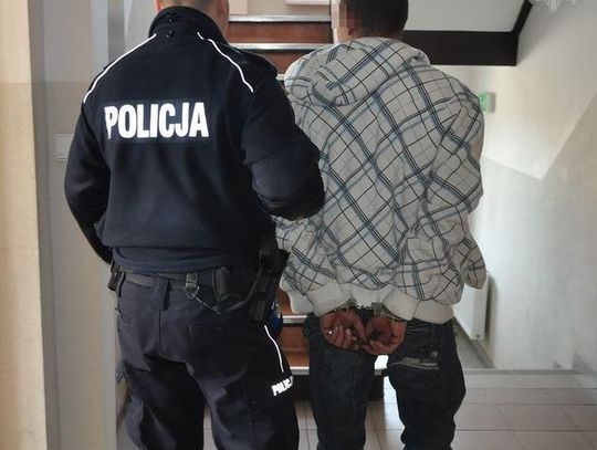 Wskoczył na radiowóz i zaczął chodził po masce