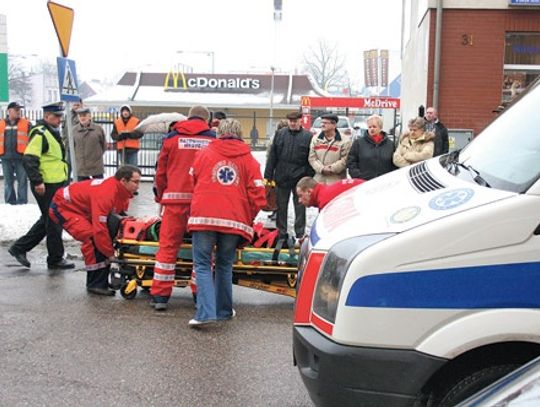 Wtargnęła pod koła busa