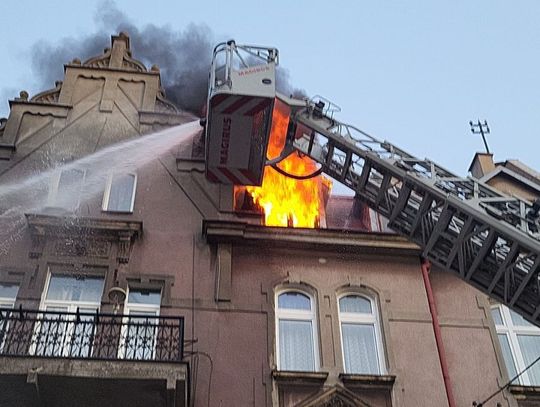 Wybuch ognia w kamienicy na Starym Mieście w Tczewie! Z pożarem walczy 9 zastępów strażackich