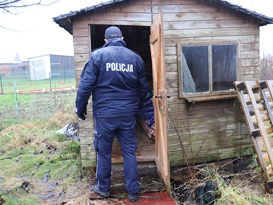 Wychłodzonego mężczyznę przewieźli do ogrzewalni