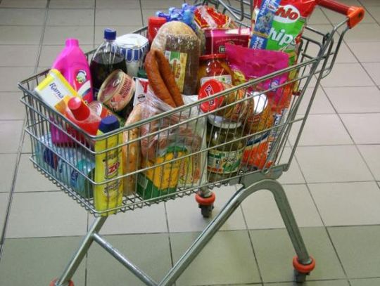 Wyjechał z supermarketu z naładownym wózkiem