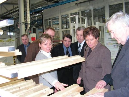 Wykorzystują położenie dla korzyści gospodarczych. Po pierwsze: miejsca pracy