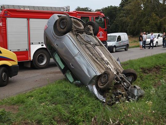 Wyleciał z drogi i dachował
