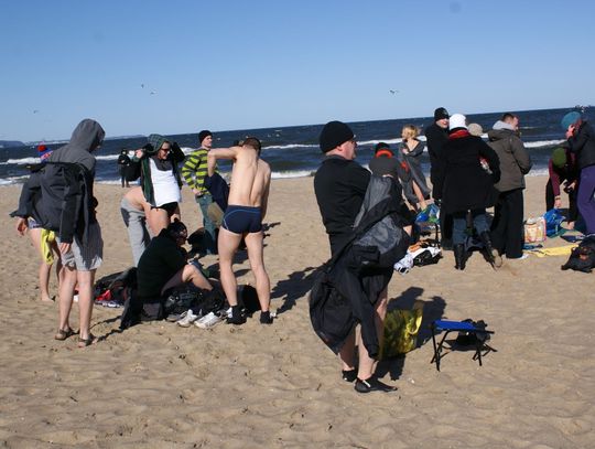 Wymarzona pogoda na kąpiel. Morsy gdańskie w Brzeźnie na wysokiej fali