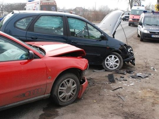 Wymusił pierszeństwo, troje dzieci i pasażerka ranni