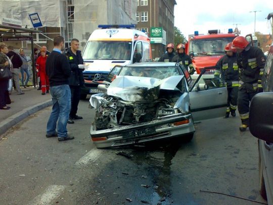 Wypadek autobusu i hondy w Gdańsku, ranni pasażerowie i kierowca
