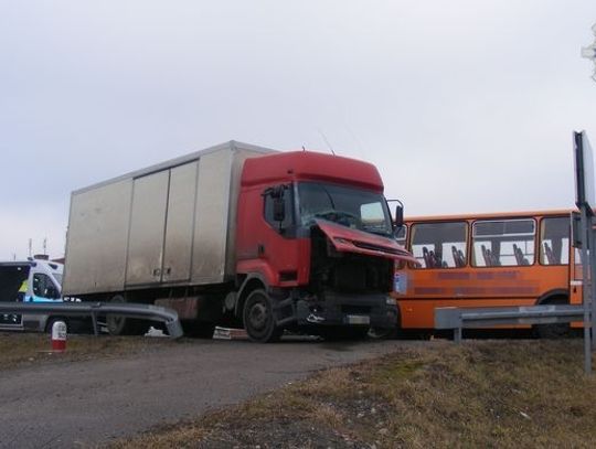 Wypadek autobusu wożącego dzieci do szkoły 