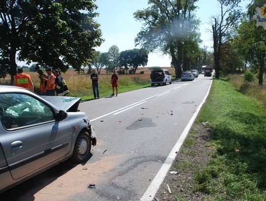 Wypadek dwóch samochodów i rowerzysty