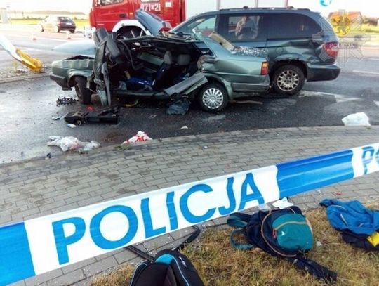 Wypadek na DK214. Strażacy rozcinali samochód aby uwolnić zakleszczona pasażerkę.