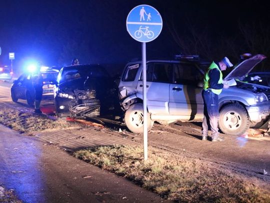Wypadek na drodze 235. Dwie osoby ranne, droga zablokowana na kilkadziesiąt minut