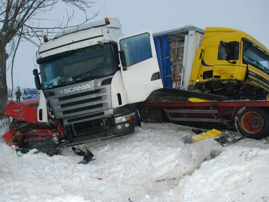 WYPADEK NA DRODZE KRAJOWEJ - ZDERZENIE 3 AUT 