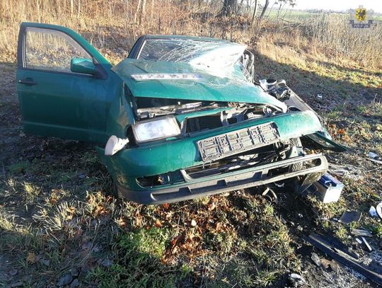 Wypadek na oblodzonej drodze.