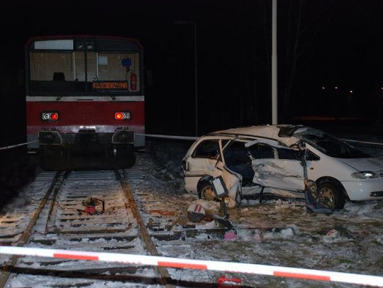 Wypadek na przejeździe kolejowym. Siedem osób rannych