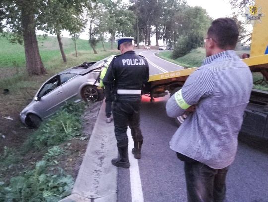 Wypadek pod Sztumem. 32-latek po dachowaniu został przetransportowany do szpitala. 