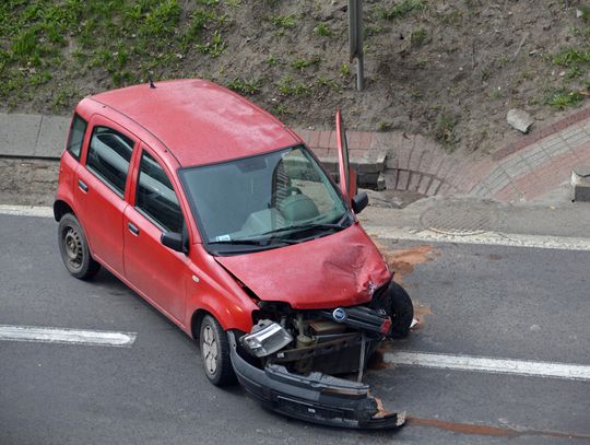 Wypadek pod wiaduktem w Czarlinie.
