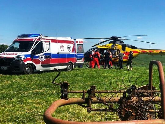 Wypadek przy pracach polowych. Mężczyźnie maszyną wciągnęła rękę...