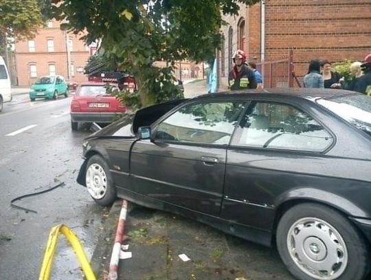 Wypadek samochodowy. Pędził przez centrum Tczewa – rozbił się na drzewie