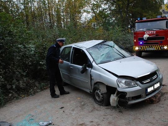 Wypadek w Bąkowie - auto uderzyło w wystający pień