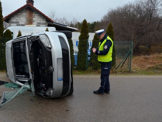 Wypadek w Demlinie. Auto na boku, jedna osoba w szpitalu