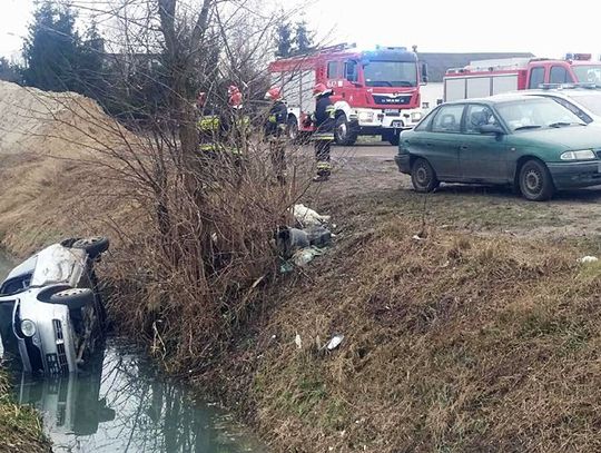 Wypadek w Marezie- auto wpadło do rowu