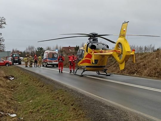 Wypadek w Sztumskiej Wsi: kierowca skutera z 1,5 promila alkoholu uderzył w ciągnik zbierający śmieci