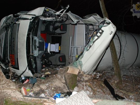 Wypadek z udziałem cysterny pod Chojnicami - dwie osoby ranne 