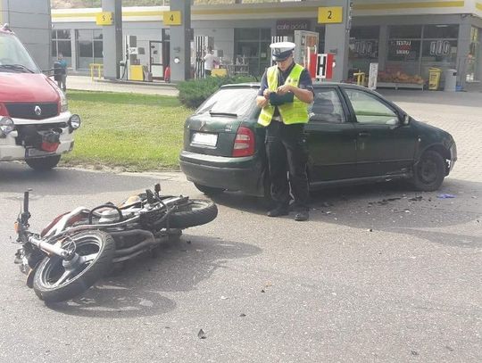 Wypadek z udziałem motocyklistki. Kobieta z ciężkimi obrażeniami trafiła do szpitala.