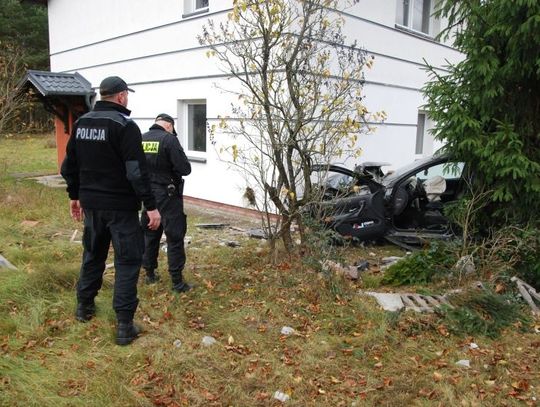 Wypadł z drogi i uderzył w dom. Do szpitala przetransportował go helikopter, ale też zabezpieczono krew sprawcy.