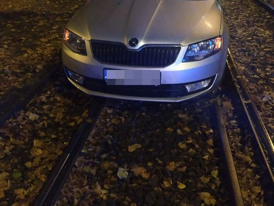 Wypił 0,5 litra wódki i po pijanemu wjechał na tory tramwajowe