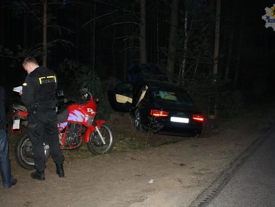 Wyprzedzał motocykl i wjechał w drzewo