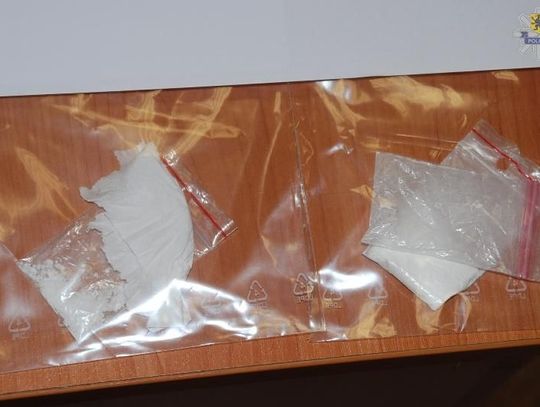 Wyrzucał "działki" przez okno, prosto pod nogi policjantów