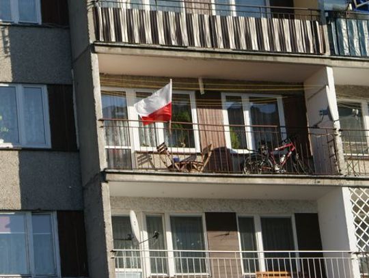 Wyskoczył z domu przez okno...