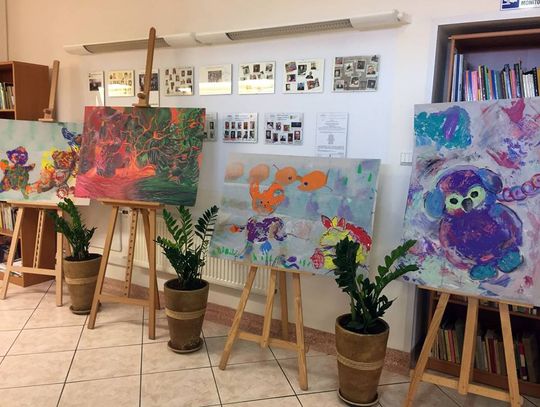 Wystawa prac uczniów z plastyka na temat praw dziecka