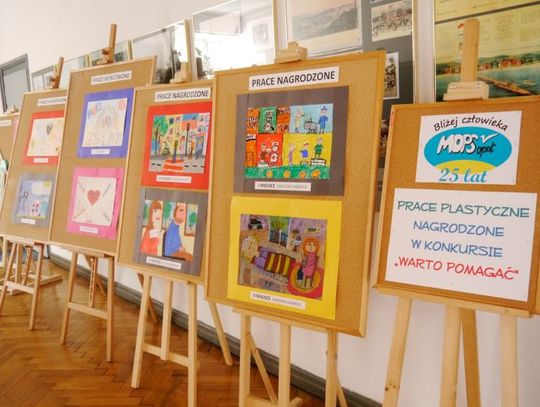 Wystawa prac „Warto pomagać” do 30 czerwca w Urzędzie Miasta