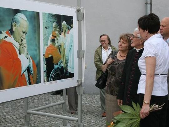 Wystawa „Promieniowanie świętości” - niezwykły kapłan w obiektywie aparatu