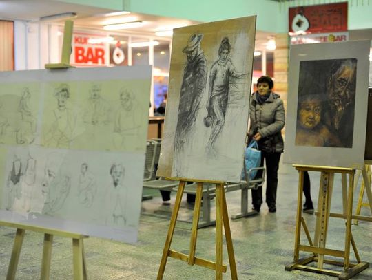 Wystawa rysunku i malarstwa uczniów Liceum Plastycznego w Słupsku na holu dworca PKP