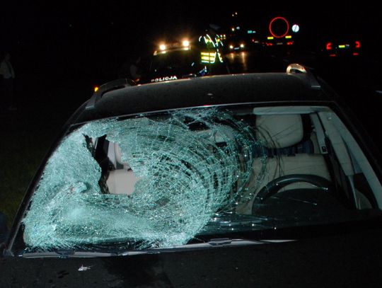 Wyszedł zza autobusu wprost pod nadjeżdżający samochód!