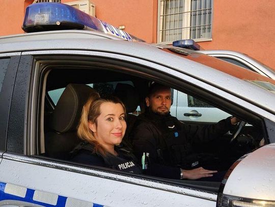 Wyważyli drzwi i wydostali seniora z zadymionego mieszkania!