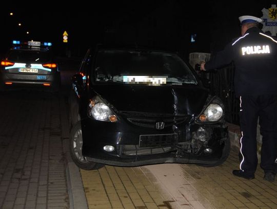 Z 3 promilami uderzył w ogrodzenie. Na podłodze leżała butelka po wódce.