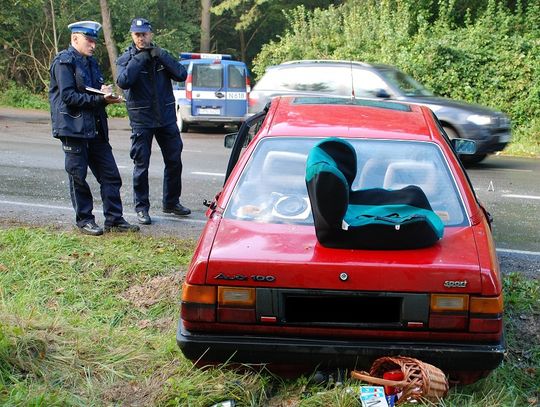 Z drogi leśnej audi prosto w nissana. Cztery osoby ranne 